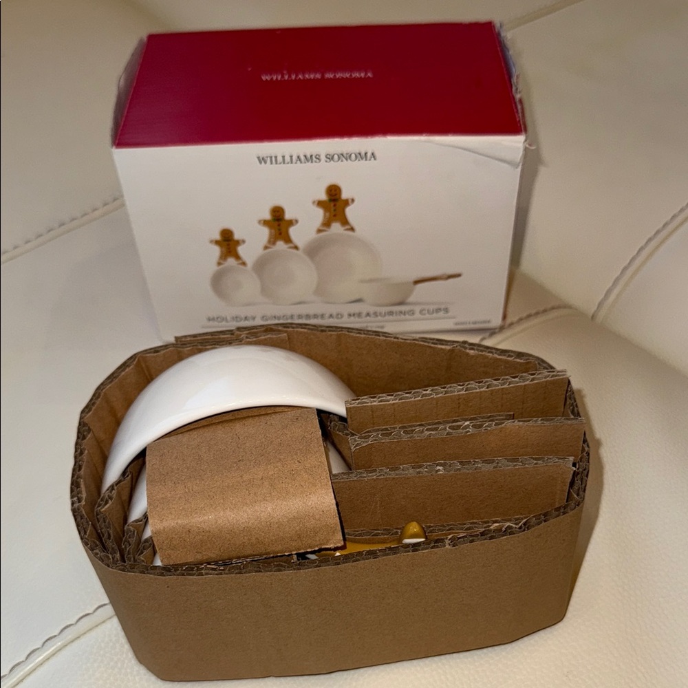 Williams Sonoma Gingerbread Measuring Cups